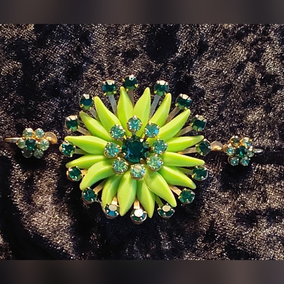 Jewelry - VINTAGE EMERALD GREEN BROOCH/EARRINGS SET